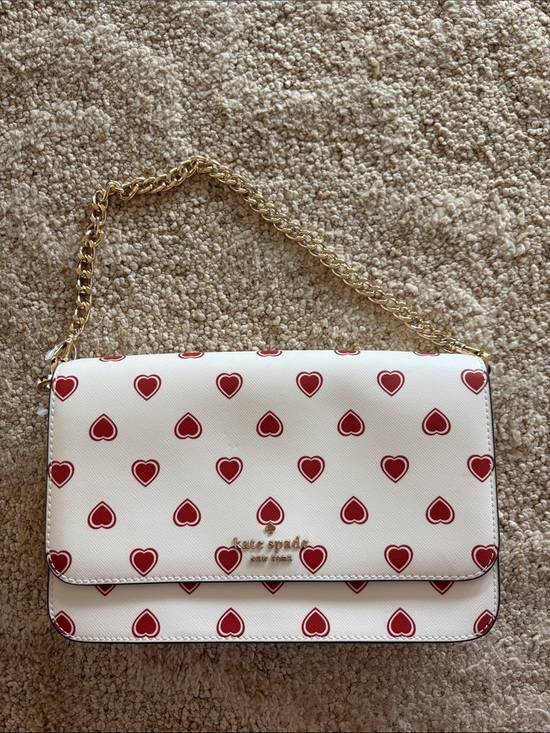 kate spade Handbags - NWOT Kate Spade White Shoulder Bag with Red Heart Print and Gold Chain